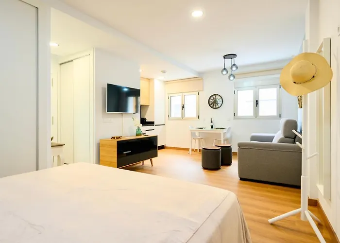 Modern Designer Steps From Canteras 公寓