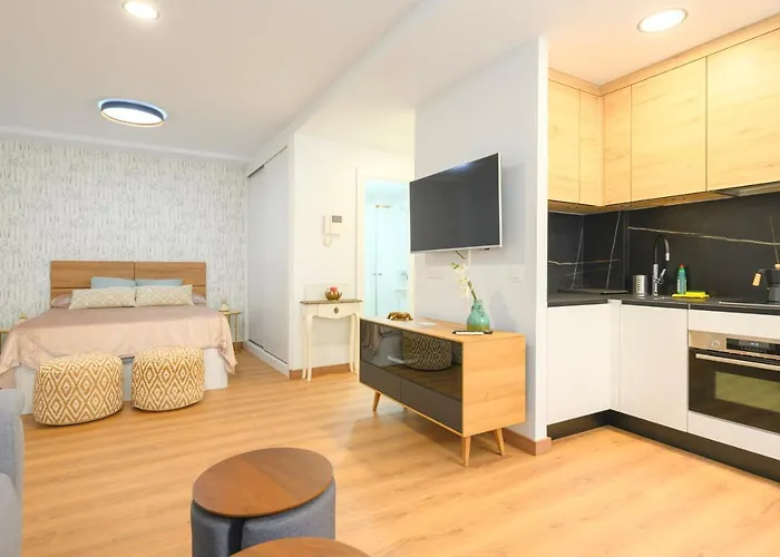 Modern Designer Steps From Canteras 公寓